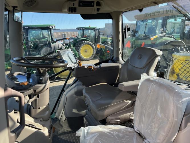 John Deere 6215R