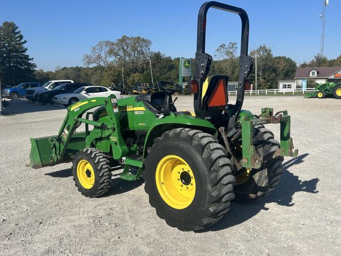 John Deere 3320