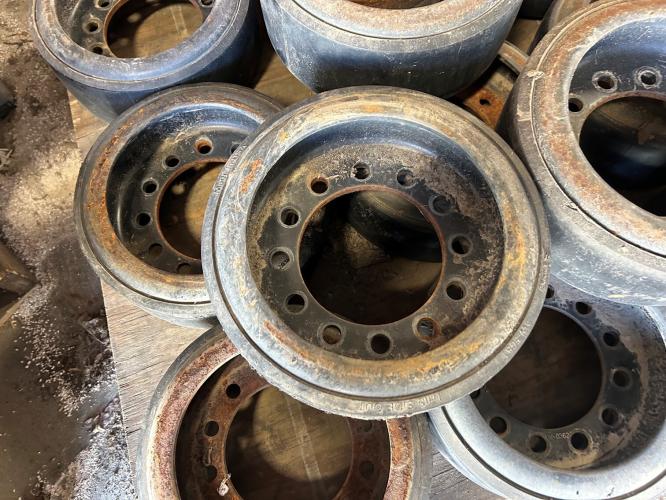 John Deere RE594956 ROLLER FOR 8RX - 18" TRACK