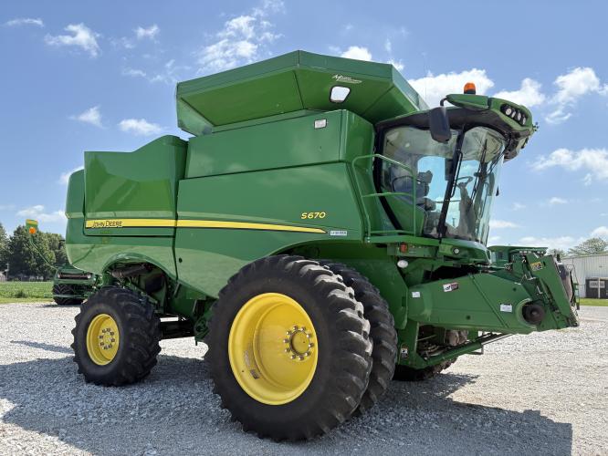 John Deere S670