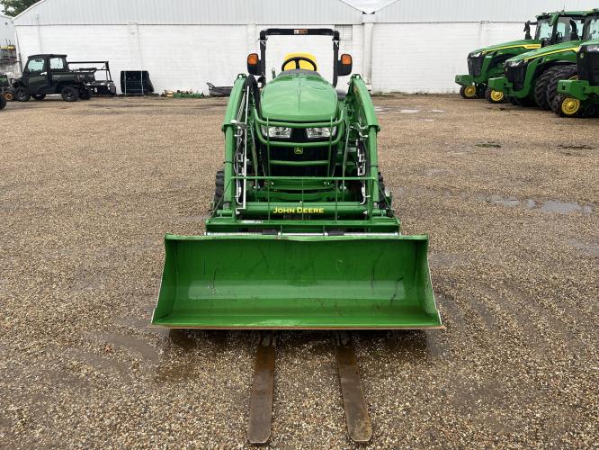 John Deere 3046R